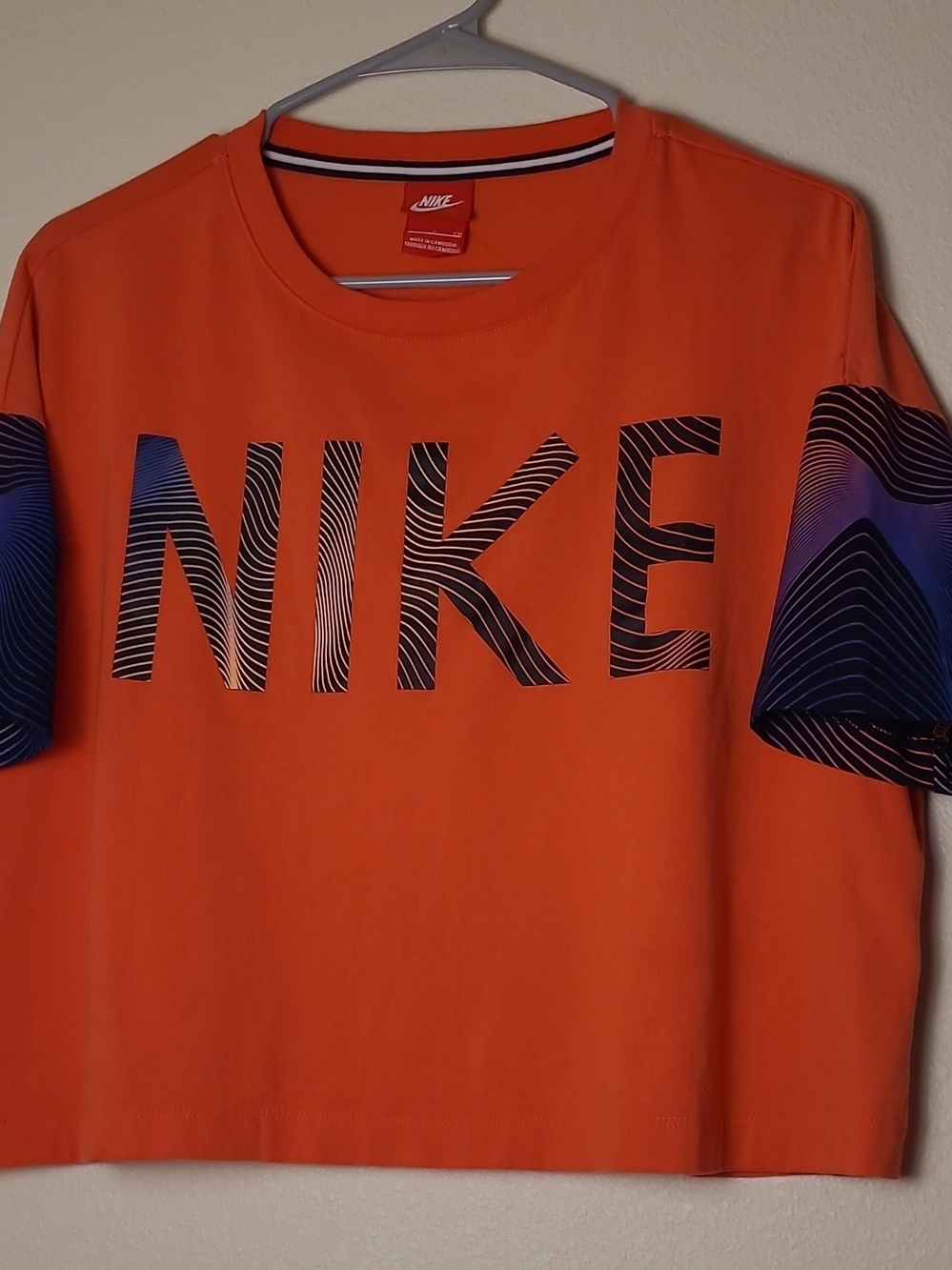 Nike Womens Boxy Cropped Graphic T Shirt Sz S Vibrant Orange Optical Wave Sleeve
